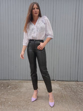 Charger l'image dans la galerie, Pantalon vintage Jordanne - Simili cuir noir. Taille XS, 34, 36.