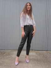Charger l'image dans la galerie, Pantalon vintage Jordanne - Simili cuir noir. Taille XS, 34, 36.