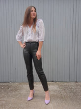 Charger l'image dans la galerie, Pantalon vintage Jordanne - Simili cuir noir. Taille XS, 34, 36.