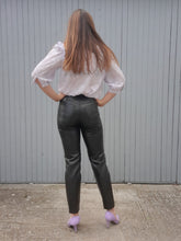 Charger l'image dans la galerie, Pantalon vintage Jordanne - Simili cuir noir. Taille XS, 34, 36.