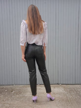 Charger l'image dans la galerie, Pantalon vintage Jordanne - Simili cuir noir. Taille XS, 34, 36.