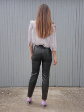 Charger l'image dans la galerie, Pantalon vintage Jordanne - Simili cuir noir. Taille XS, 34, 36.