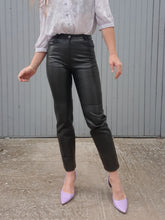 Charger l'image dans la galerie, Pantalon vintage Jordanne - Simili cuir noir. Taille XS, 34, 36.