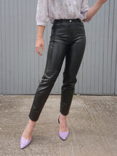 Charger l'image dans la galerie, Pantalon vintage Jordanne - Simili cuir noir. Taille XS, 34, 36.
