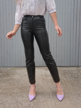 Charger l'image dans la galerie, Pantalon vintage Jordanne - Simili cuir noir. Taille XS, 34, 36.