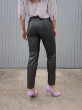 Charger l'image dans la galerie, Pantalon vintage Jordanne - Simili cuir noir. Taille XS, 34, 36.