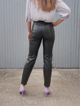 Charger l'image dans la galerie, Pantalon vintage Jordanne - Simili cuir noir. Taille XS, 34, 36.
