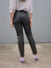 Charger l'image dans la galerie, Pantalon vintage Jordanne - Simili cuir noir. Taille XS, 34, 36.