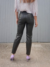 Charger l'image dans la galerie, Pantalon vintage Jordanne - Simili cuir noir. Taille XS, 34, 36.