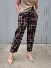 Charger l'image dans la galerie, Pantalon vintage Nora - Tartan bleu marine. Taille L, 40, 42.