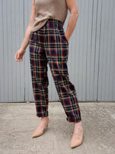 Charger l'image dans la galerie, Pantalon vintage Nora - Tartan bleu marine. Taille L, 40, 42.