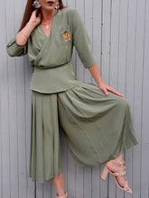 Charger l'image dans la galerie, Ensemble vintage Nelly - Jupe culotte et chemisier à basque kaki. Taille S, 36, 38. Franck Olivier Paris. Made in France.