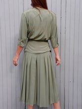 Charger l'image dans la galerie, Ensemble vintage Nelly - Jupe culotte et chemisier à basque kaki. Taille S, 36, 38. Franck Olivier Paris. Made in France.