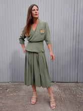 Charger l'image dans la galerie, Ensemble vintage Nelly - Jupe culotte et chemisier à basque kaki. Taille S, 36, 38. Franck Olivier Paris. Made in France.