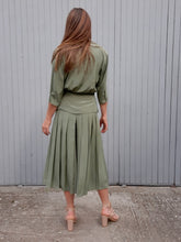 Charger l'image dans la galerie, Ensemble vintage Nelly - Jupe culotte et chemisier à basque kaki. Taille S, 36, 38. Franck Olivier Paris. Made in France.