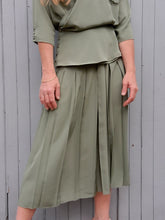 Charger l'image dans la galerie, Ensemble vintage Nelly - Jupe culotte et chemisier à basque kaki. Taille S, 36, 38. Franck Olivier Paris. Made in France.