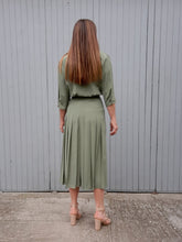 Charger l'image dans la galerie, Ensemble vintage Nelly - Jupe culotte et chemisier à basque kaki. Taille S, 36, 38. Franck Olivier Paris. Made in France.