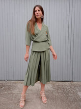 Charger l'image dans la galerie, Ensemble vintage Nelly - Jupe culotte et chemisier à basque kaki. Taille S, 36, 38. Franck Olivier Paris. Made in France.