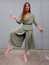 Charger l'image dans la galerie, Ensemble vintage Nelly - Jupe culotte et chemisier à basque kaki. Taille S, 36, 38. Franck Olivier Paris. Made in France.