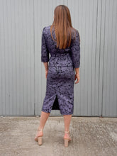 Charger l'image dans la galerie, Ensemble vintage Flo - Jupe crayon et top à basque. Fleuri noir et violet. Taille S, 36, 38.