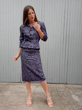 Charger l'image dans la galerie, Ensemble vintage Flo - Jupe crayon et top à basque. Fleuri noir et violet. Taille S, 36, 38.