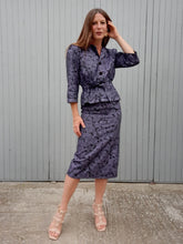 Charger l'image dans la galerie, Ensemble vintage Flo - Jupe crayon et top à basque. Fleuri noir et violet. Taille S, 36, 38.