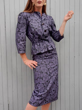 Charger l'image dans la galerie, Ensemble vintage Flo - Jupe crayon et top à basque. Fleuri noir et violet. Taille S, 36, 38.