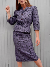 Charger l'image dans la galerie, Ensemble vintage Flo - Jupe crayon et top à basque. Fleuri noir et violet. Taille S, 36, 38.