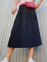 Charger l'image dans la galerie, Jupe vintage Élisa - Plissé noir. Taille M, 38, 40. Made in France.