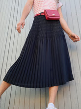 Charger l'image dans la galerie, Jupe vintage Élisa - Plissé noir. Taille M, 38, 40. Made in France.