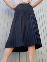 Charger l'image dans la galerie, Jupe vintage Élisa - Plissé noir. Taille M, 38, 40. Made in France.