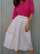Charger l'image dans la galerie, Jupe vintage Léonie - Rayé fuchsia et blanc. Plissé permanent. Taille S, 36, 38.
