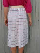 Charger l'image dans la galerie, Jupe vintage Léonie - Rayé fuchsia et blanc. Plissé permanent. Taille S, 36, 38.