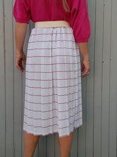 Charger l'image dans la galerie, Jupe vintage Léonie - Rayé fuchsia et blanc. Plissé permanent. Taille S, 36, 38.