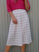 Charger l'image dans la galerie, Jupe vintage Léonie - Rayé fuchsia et blanc. Plissé permanent. Taille S, 36, 38.