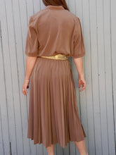 Charger l'image dans la galerie, Ensemble vintage Ann - Chemisier et jupe plissée marron. Taille M, 38, 40. Franck Olivier. Made in France