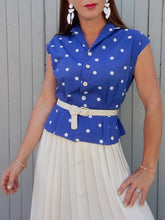 Charger l'image dans la galerie, Top vintage Capucine - Bleu à pois blancs. Fronces à la taille. Taille S, 36, 38. PierBé
