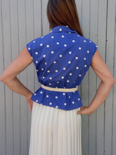 Charger l'image dans la galerie, Top vintage Capucine - Bleu à pois blancs. Fronces à la taille. Taille S, 36, 38. PierBé