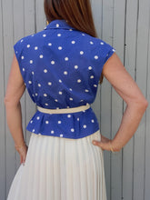 Charger l'image dans la galerie, Top vintage Capucine - Bleu à pois blancs. Fronces à la taille. Taille S, 36, 38. PierBé
