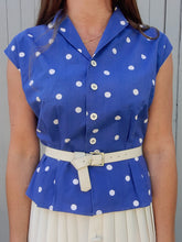 Charger l'image dans la galerie, Top vintage Capucine - Bleu à pois blancs. Fronces à la taille. Taille S, 36, 38. PierBé