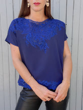 Charger l'image dans la galerie, Blouse vintage Molly - Bleue roi, broderies feuillages ajourées. Taille L, 40, 42.