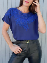 Charger l'image dans la galerie, Blouse vintage Molly - Bleue roi, broderies feuillages ajourées. Taille L, 40, 42.