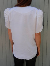 Charger l'image dans la galerie, Blouse vintage Loéline - Broderies ajourées blanc irisé. Taille XL, 42, 44.