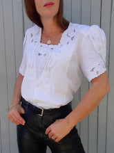Charger l'image dans la galerie, Blouse vintage Loéline - Broderies ajourées blanc irisé. Taille XL, 42, 44.