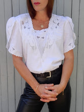 Charger l'image dans la galerie, Blouse vintage Loéline - Broderies ajourées blanc irisé. Taille XL, 42, 44.