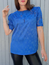 Charger l'image dans la galerie, Top vintage Félicie - Bleu roi, broderies ajourées. Taille M, 38, 40.