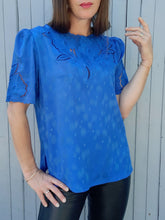 Charger l'image dans la galerie, Top vintage Félicie - Bleu roi, broderies ajourées. Taille M, 38, 40.