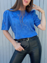 Charger l'image dans la galerie, Top vintage Félicie - Bleu roi, broderies ajourées. Taille M, 38, 40.