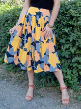 Charger l'image dans la galerie, Jupe vintage Léa - Plissée fleurie. Taille M, 38, 40. Hammer.