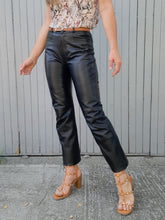 Charger l'image dans la galerie, Pantalon vintage Aude - Cuir d'agneau noir. Taille S, 36, 38.